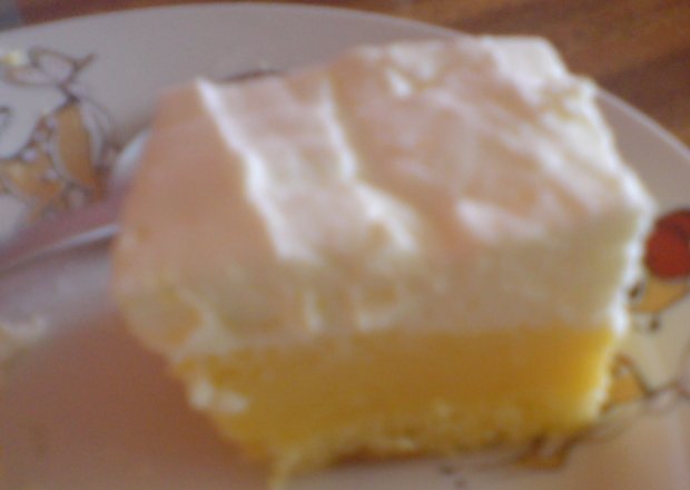 Fotografia przedstawiająca ciasto cytrynowe