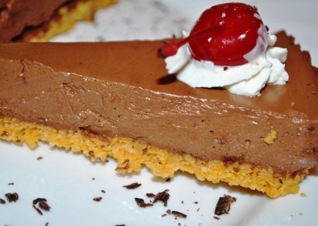 Fotografia przedstawiająca Ciasto czekoladowa pianka na spodzie z płatków