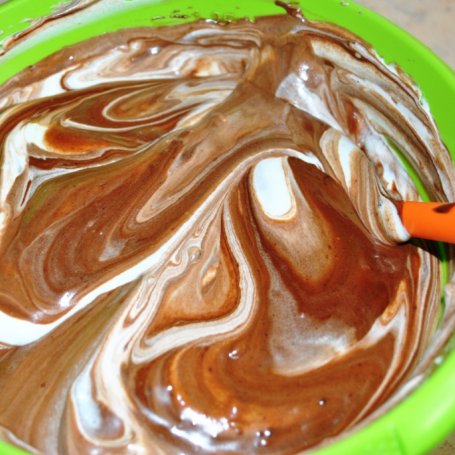 Krok 7 - Ciasto czekoladowa pianka na spodzie z płatków foto