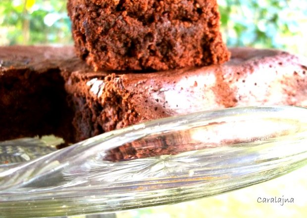 Fotografia przedstawiająca ciasto czekoladowe bez glutenu a'la brownie