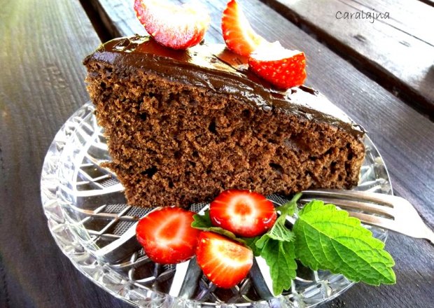 Fotografia przedstawiająca ciasto czekoladowe na maślance z musem kakaowym