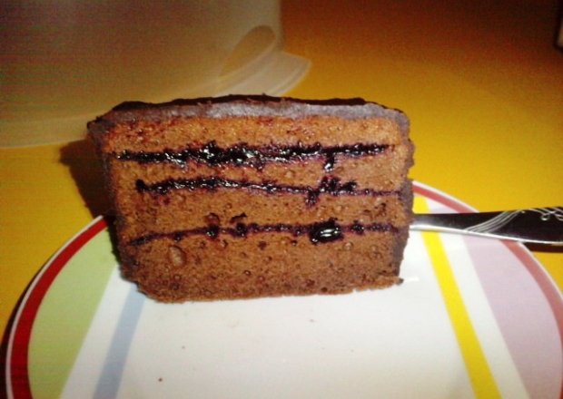 Fotografia przedstawiająca Ciasto czekoladowe przekładane konfiturą z czarnej porzeczki