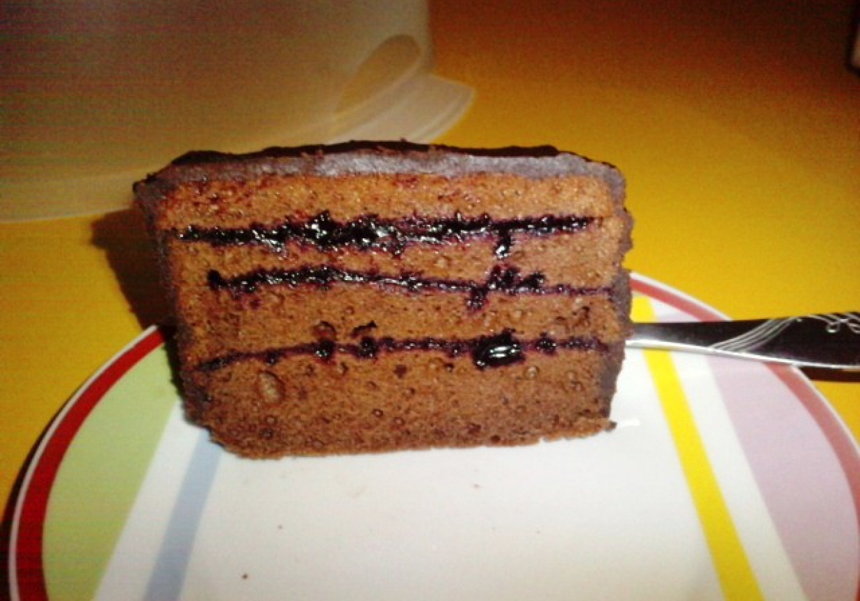 Ciasto czekoladowe przekładane konfiturą z czarnej porzeczki foto