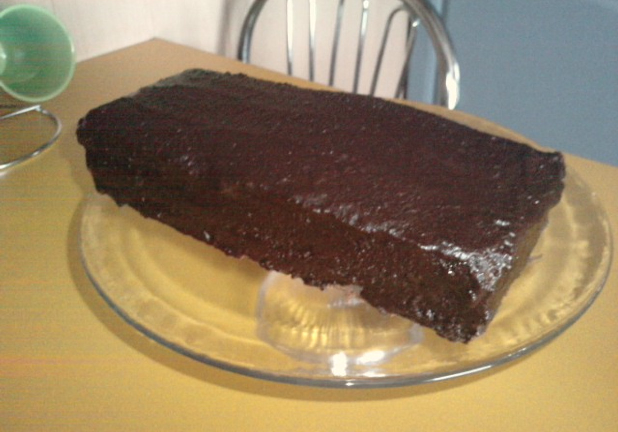 Ciasto czekoladowe przekładane konfiturą z czarnej porzeczki foto