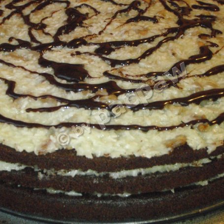 Krok 9 - Ciasto czekoladowe przekładane kremem kokosowo-orzechowym foto