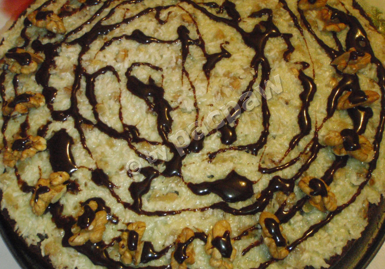 Ciasto czekoladowe przekładane kremem kokosowo-orzechowym foto