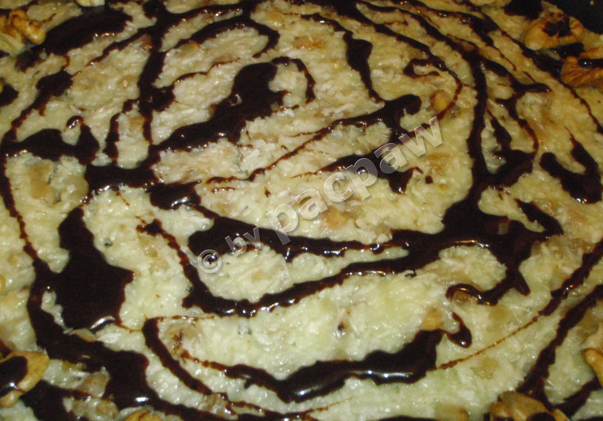 Ciasto czekoladowe przekładane kremem kokosowo-orzechowym foto