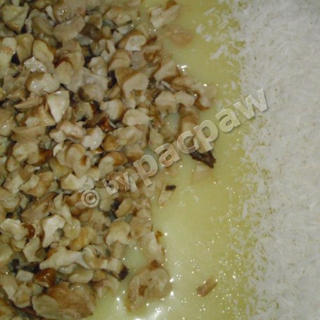 Krok 5 - Ciasto czekoladowe przekładane kremem kokosowo-orzechowym foto