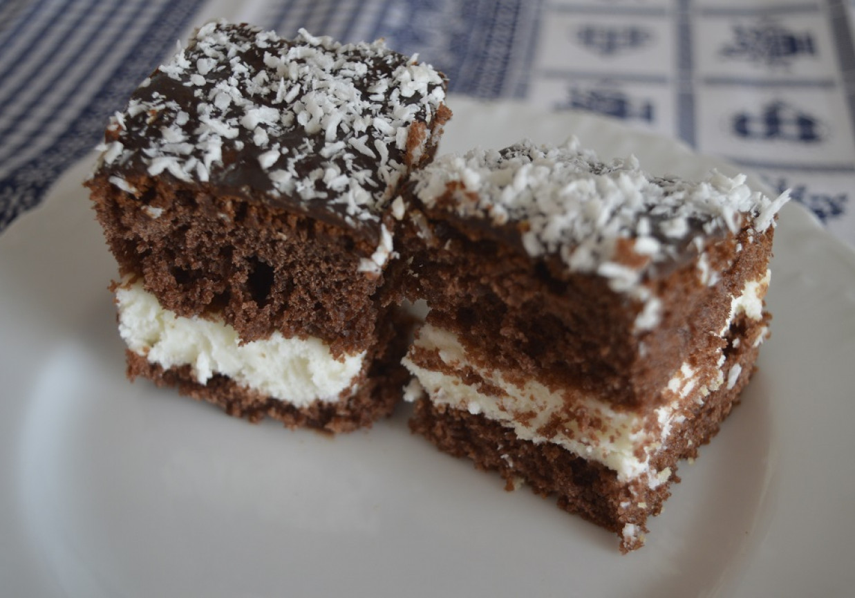Ciasto czekoladowe przełożone sernikiem na zimno foto