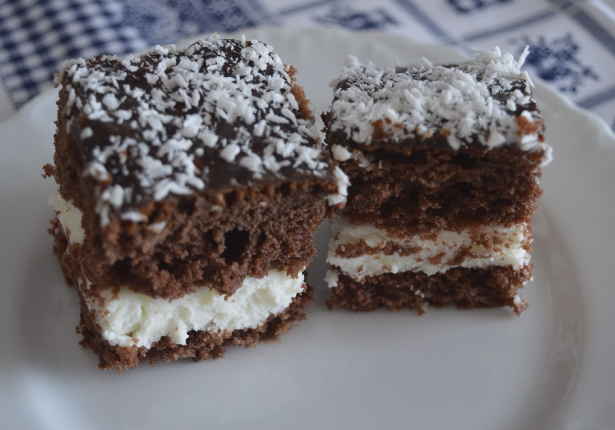 Ciasto czekoladowe przełożone sernikiem na zimno foto