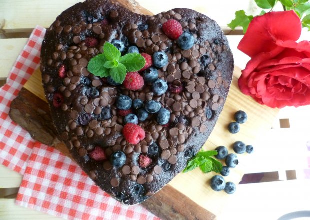 Fotografia przedstawiająca ciasto czekoladowe serce z owocami