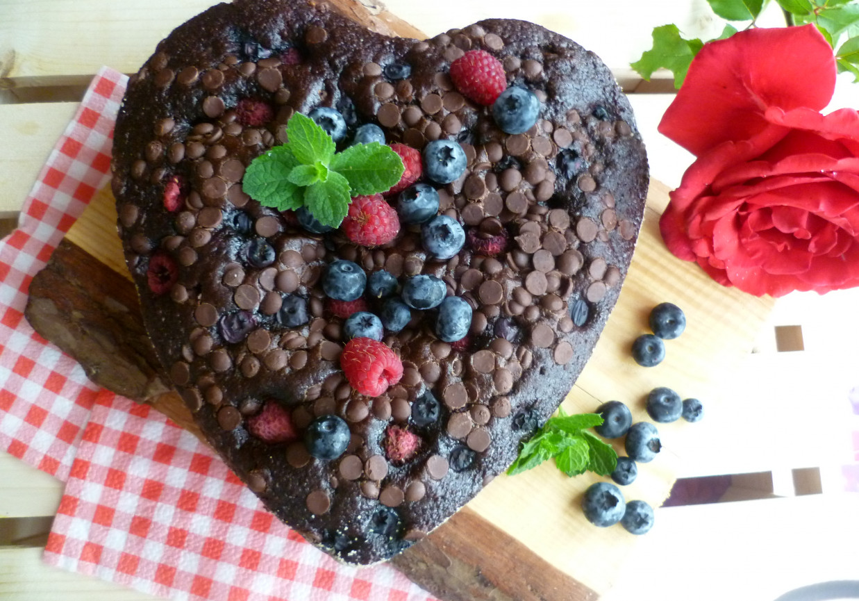 ciasto czekoladowe serce z owocami foto