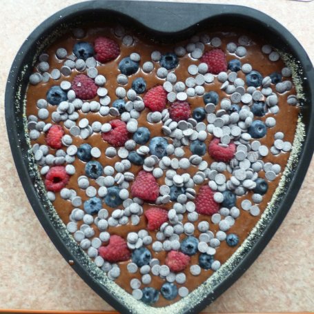 Krok 2 - ciasto czekoladowe serce z owocami foto