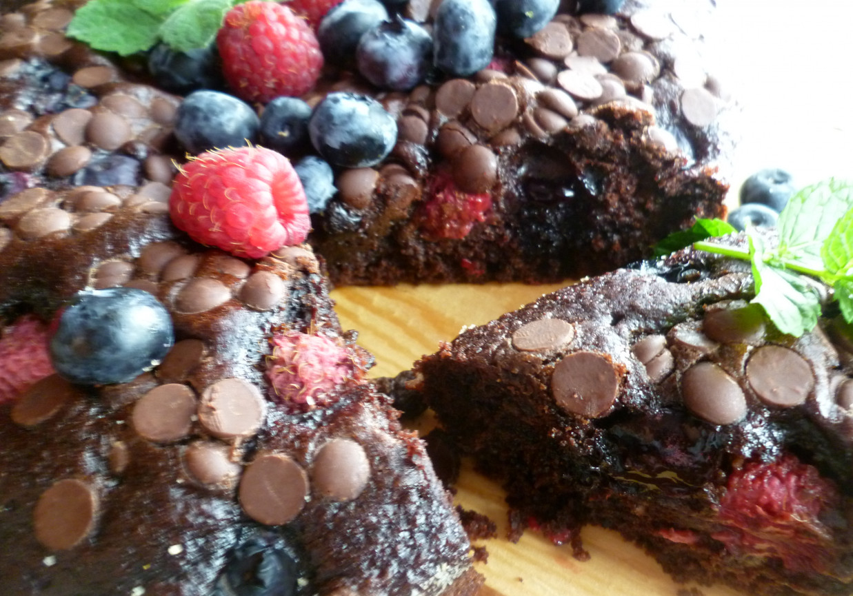 ciasto czekoladowe serce z owocami foto