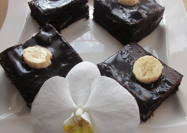 Fotografia przedstawiająca Ciasto czekoladowe z bananami