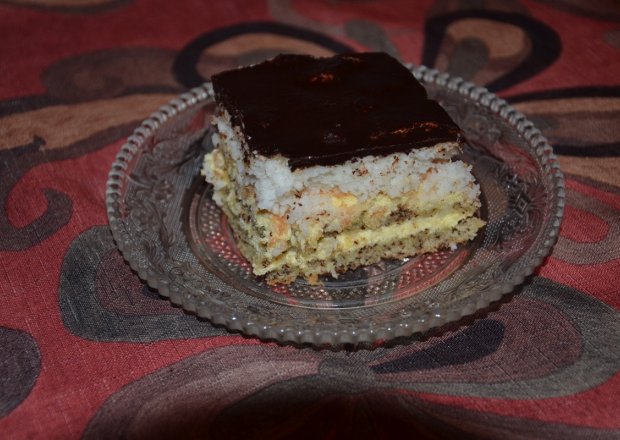 Fotografia przedstawiająca Ciasto czekoladowe z bezą kokosową
