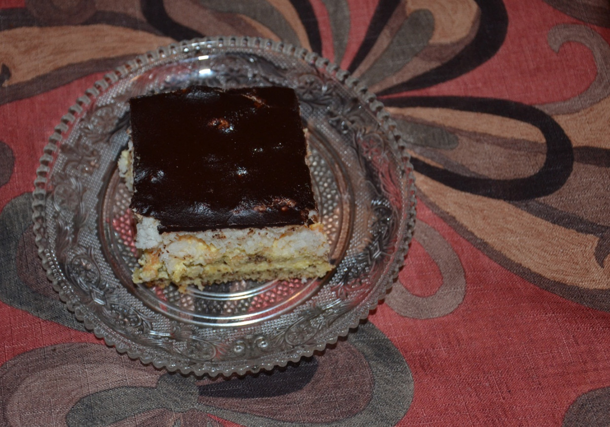 Ciasto czekoladowe z bezą kokosową  foto