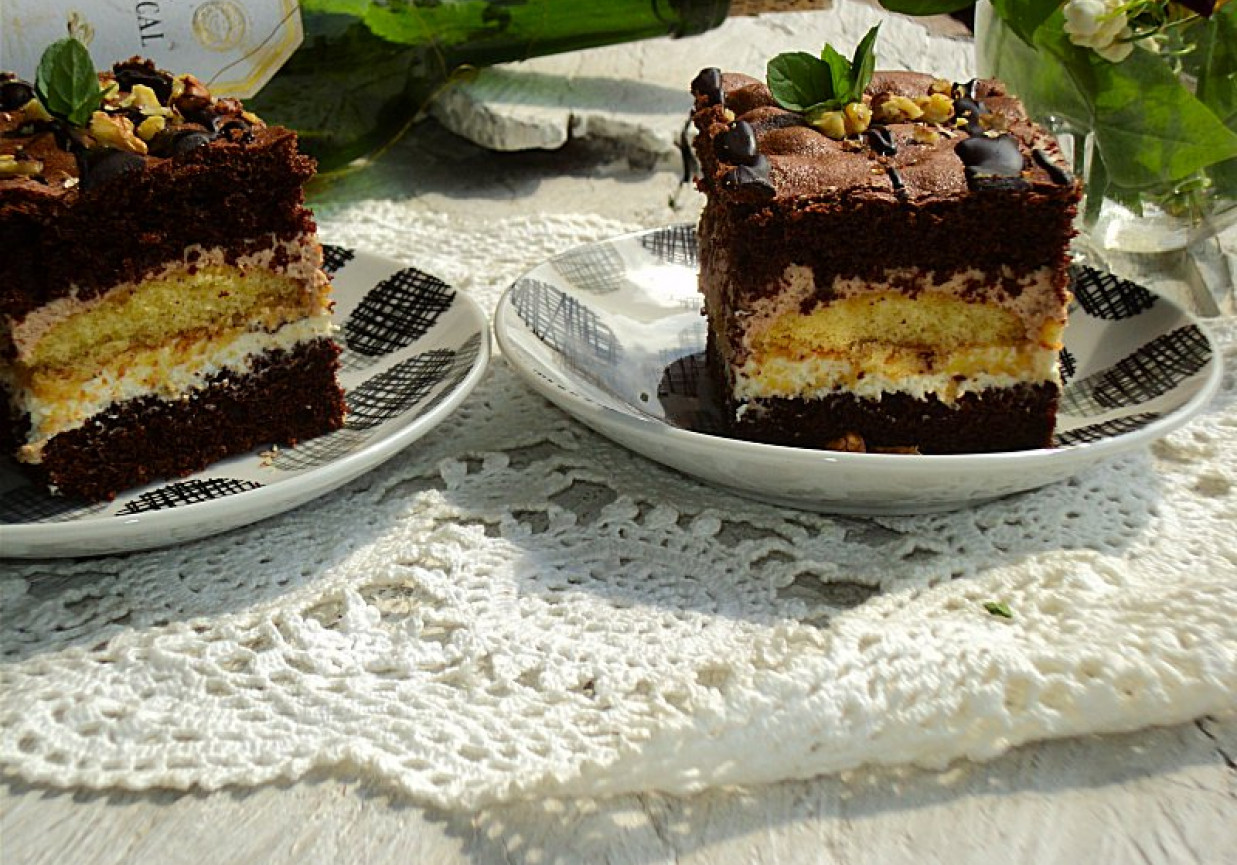 Ciasto czekoladowe z bitą śmietaną i biszkoptami  foto