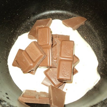 Krok 2 - Ciasto czekoladowe z bitą śmietaną i biszkoptami  foto