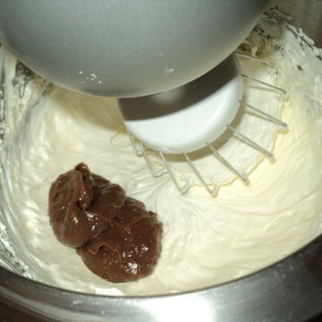 Krok 3 - Ciasto czekoladowe z bitą śmietaną i biszkoptami  foto