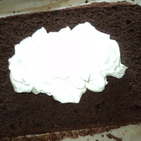 Krok 6 - Ciasto czekoladowe z bitą śmietaną i biszkoptami  foto