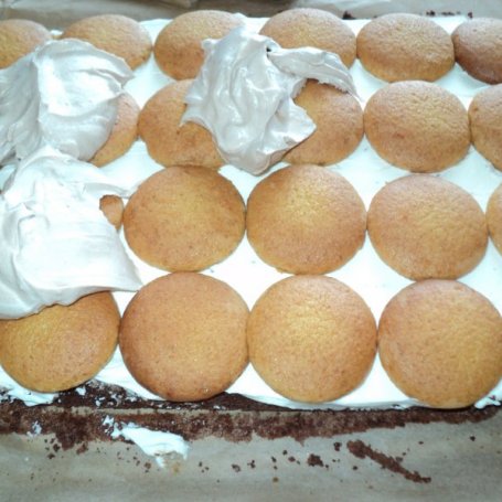 Krok 7 - Ciasto czekoladowe z bitą śmietaną i biszkoptami  foto