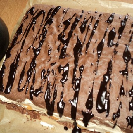 Krok 8 - Ciasto czekoladowe z bitą śmietaną i biszkoptami  foto