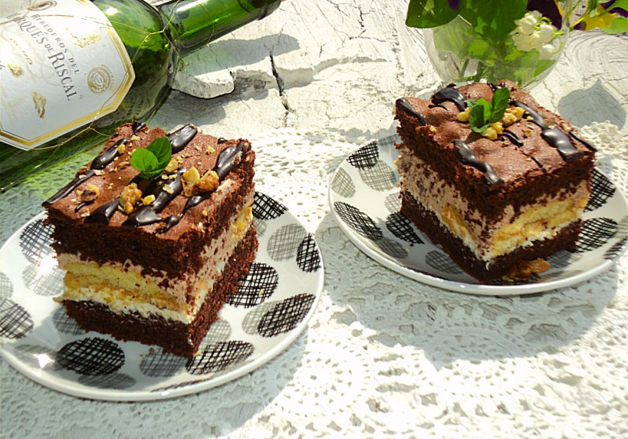 Ciasto czekoladowe z bitą śmietaną i biszkoptami  foto