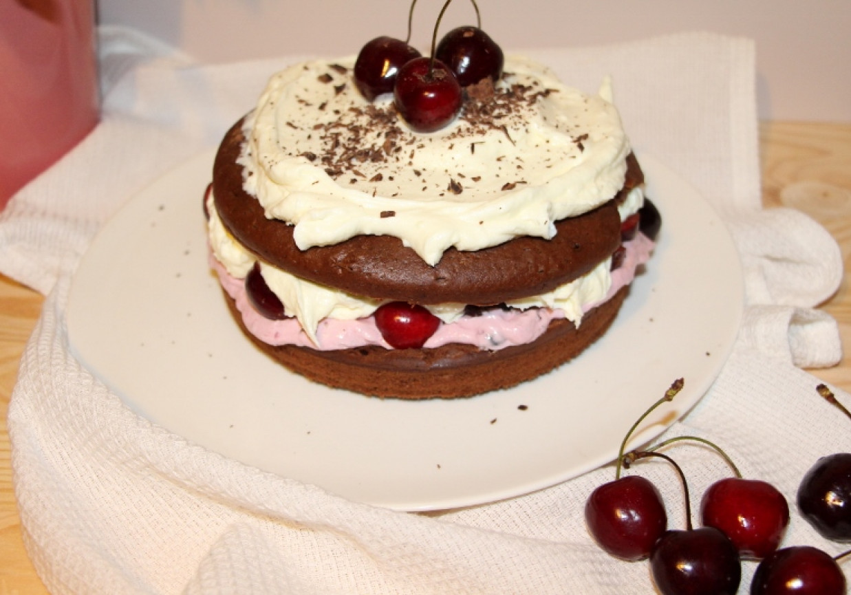 Ciasto czekoladowe z bitą śmietaną i czereśniami foto
