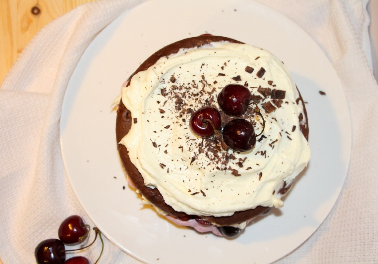 Ciasto czekoladowe z bitą śmietaną i czereśniami foto