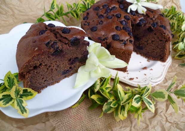Fotografia przedstawiająca Ciasto czekoladowe z borówkami