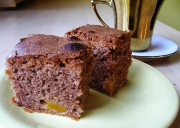 Fotografia przedstawiająca Ciasto czekoladowe z brzoskwinią