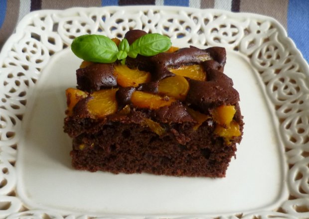 Fotografia przedstawiająca Ciasto czekoladowe z brzoskwiniami