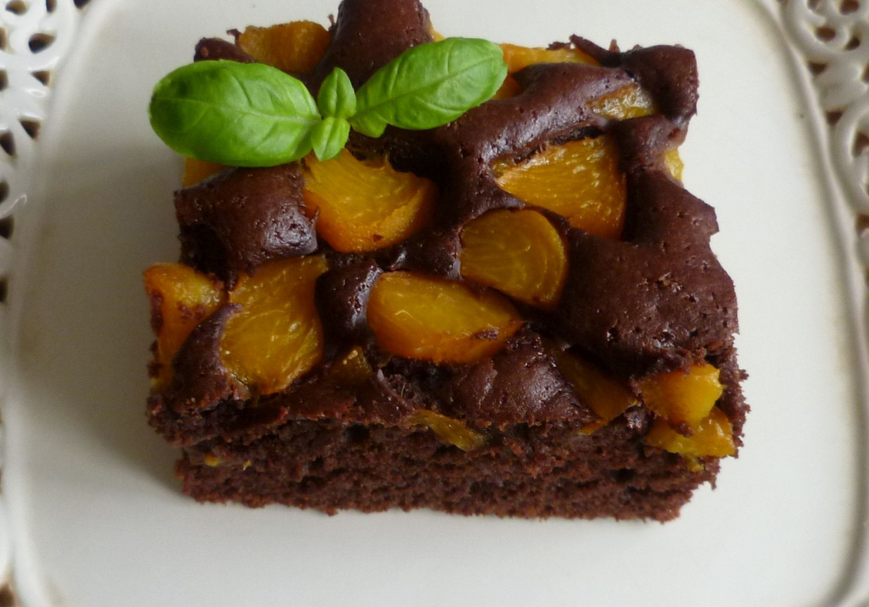 Ciasto czekoladowe z brzoskwiniami foto