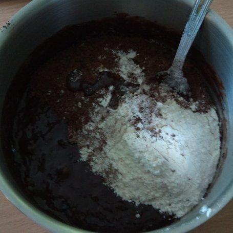 Krok 5 - Ciasto czekoladowe z buraczkami foto