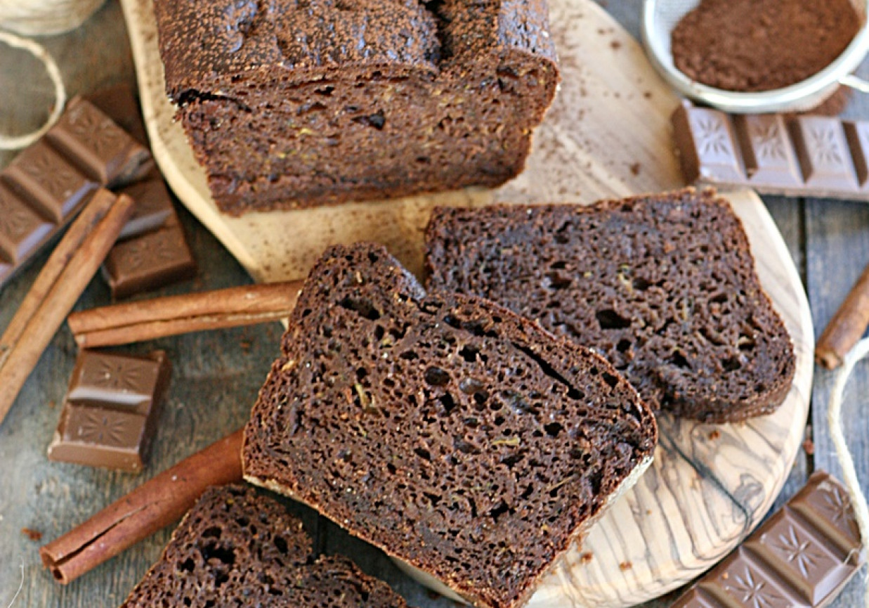 Ciasto czekoladowe z cukinią i musem jabłkowym foto