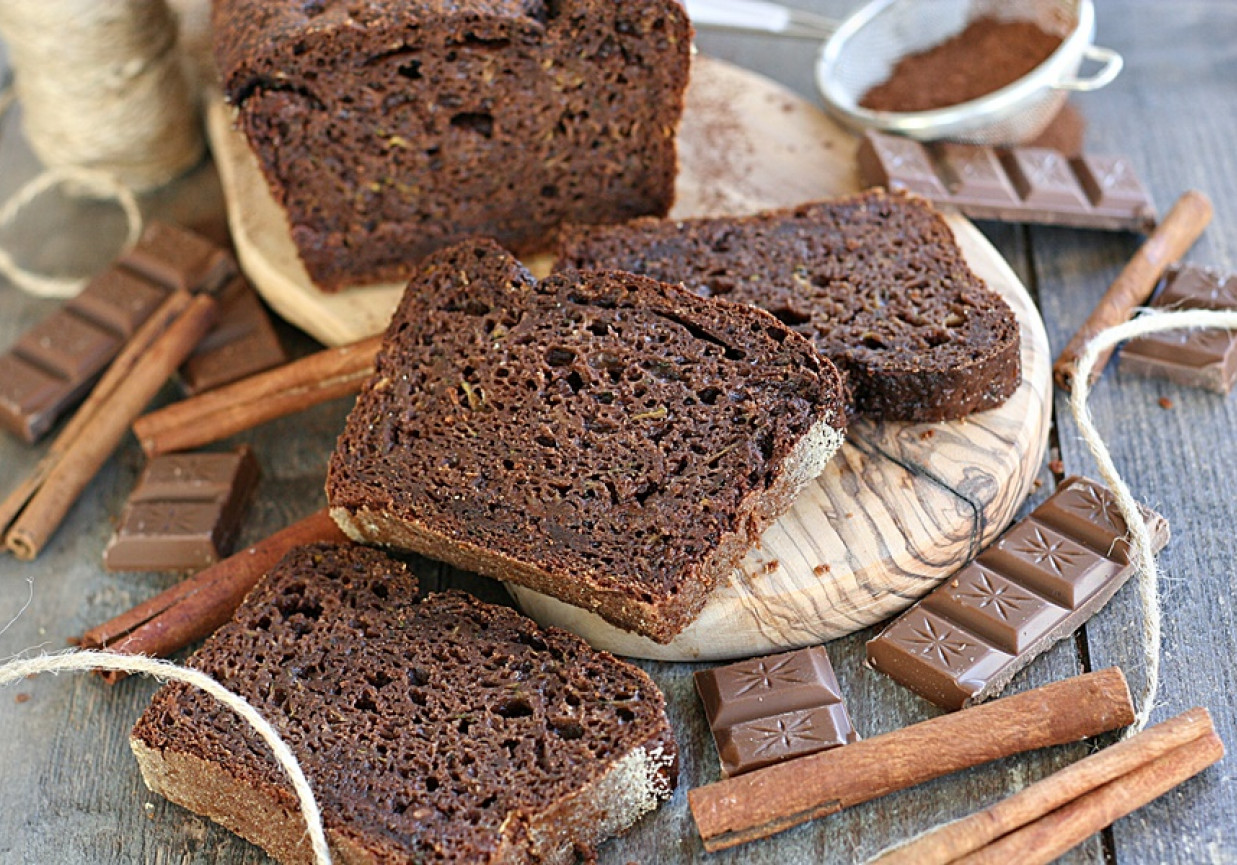 Ciasto czekoladowe z cukinią i musem jabłkowym foto
