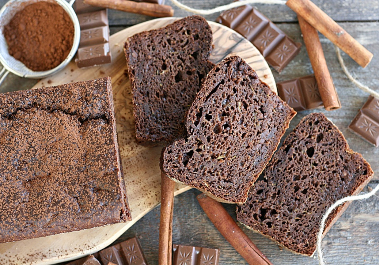 Ciasto czekoladowe z cukinią i musem jabłkowym foto