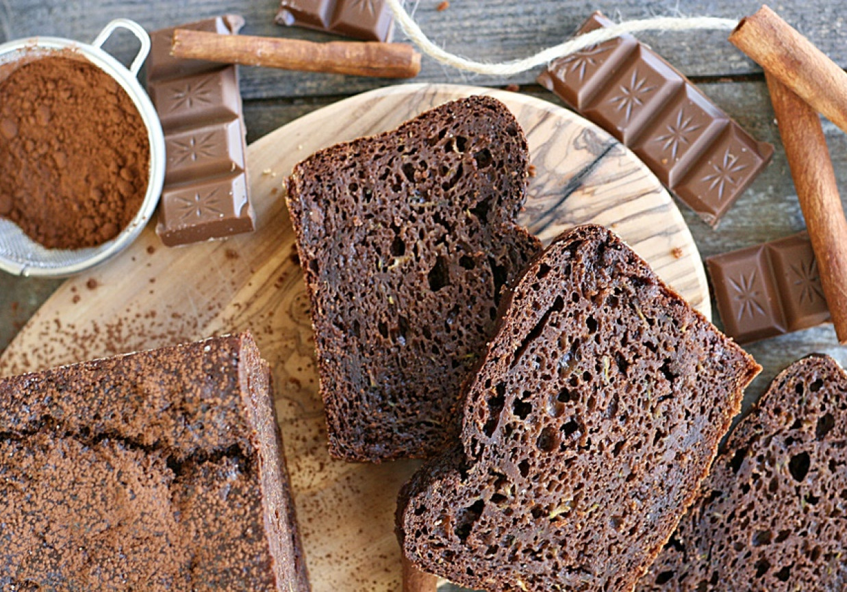Ciasto czekoladowe z cukinią i musem jabłkowym foto