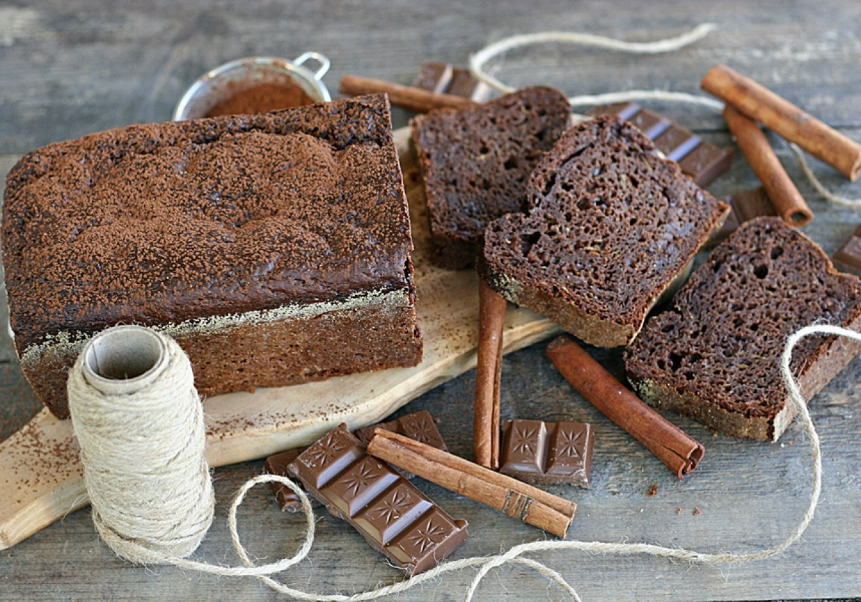 Ciasto czekoladowe z cukinią i musem jabłkowym foto