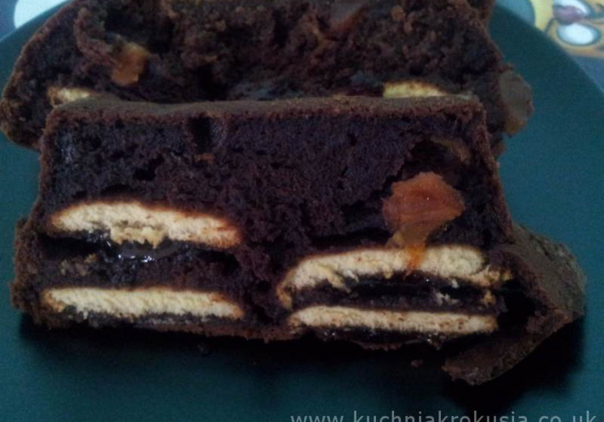 Ciasto czekoladowe z delicjami i bakaliami foto