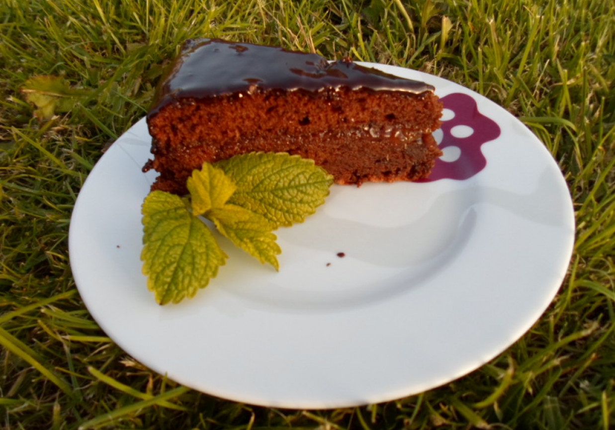 Ciasto czekoladowe z dżemem morelowym foto
