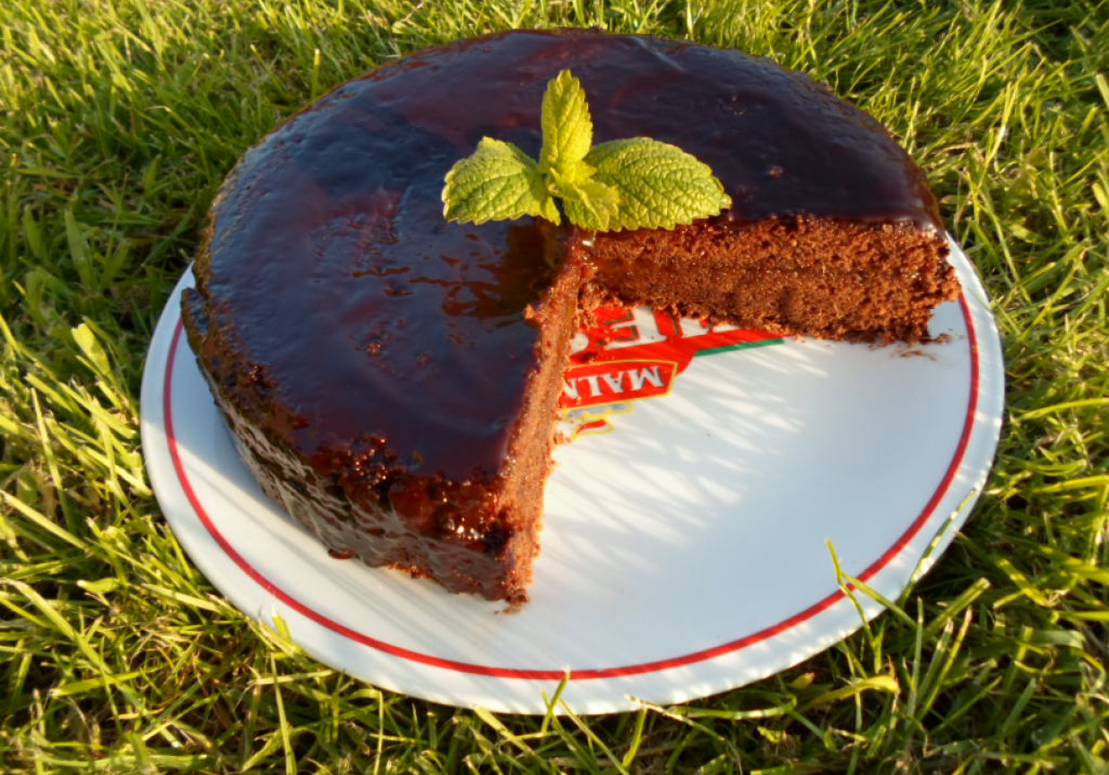 Ciasto czekoladowe z dżemem morelowym foto