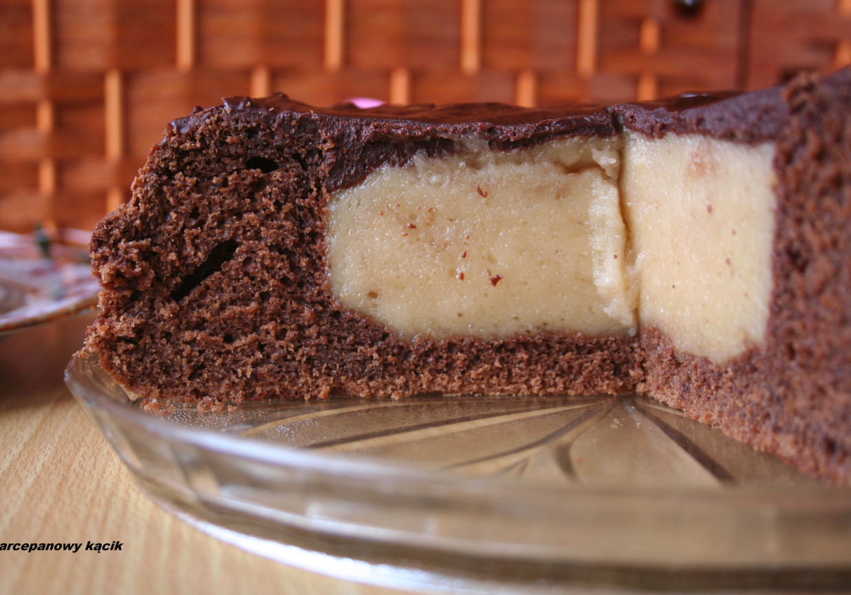 Ciasto czekoladowe z galaretką z bananów foto