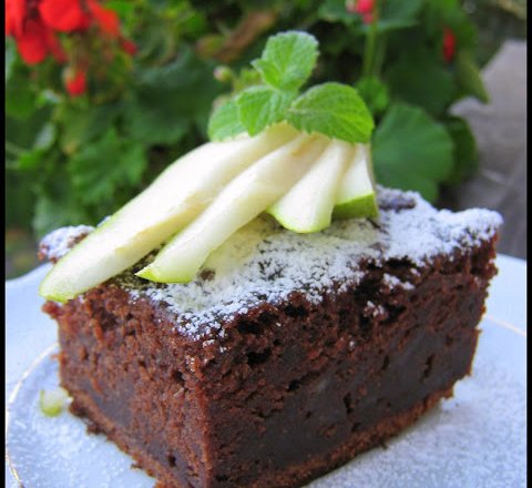 Fotografia przedstawiająca Ciasto czekoladowe z gruszką