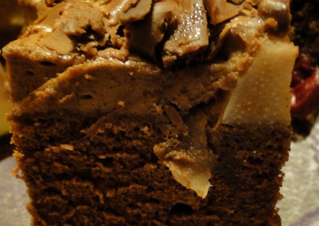 Fotografia przedstawiająca Ciasto czekoladowe z gruszkami