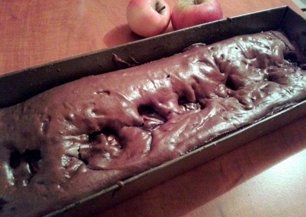 Fotografia przedstawiająca Ciasto czekoladowe z jabłkami