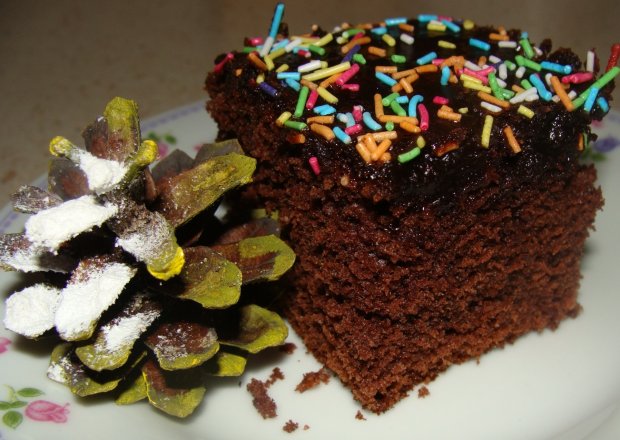 Fotografia przedstawiająca Ciasto czekoladowe z kolorową posypką