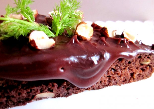 Fotografia przedstawiająca Ciasto czekoladowe z koprem włoskim