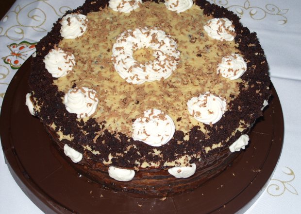 Fotografia przedstawiająca Ciasto czekoladowe z kremem chałwowym